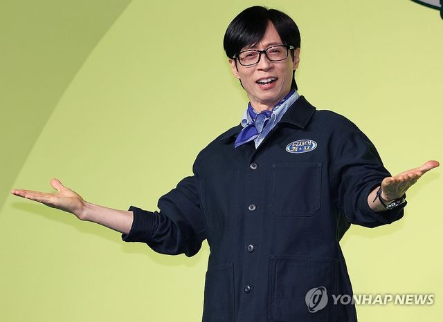 포즈 취하는 유재석