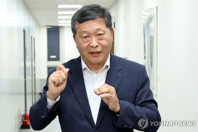 취재진 질문에 답하는 박수근 중노위원장