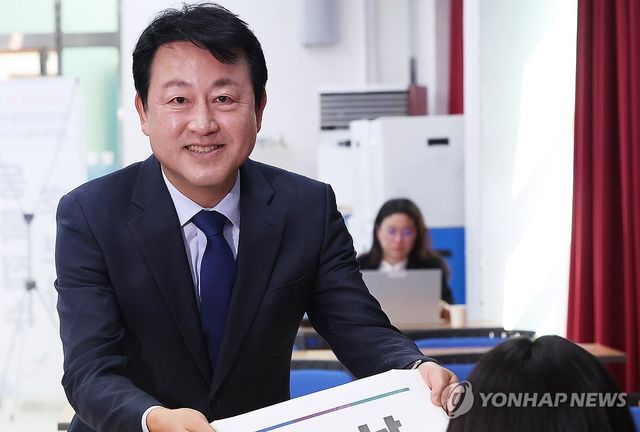평택을 후보 등록하는 김용남