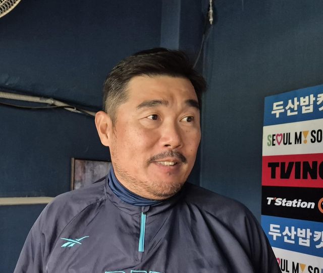 인터뷰하는 NC 다이노스 이호준 감독
