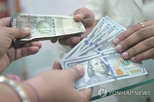 환전소서 교환 중인 인도 루피 지폐(왼쪽)와 미국 달러