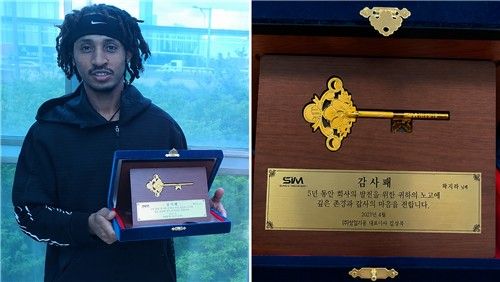 회사가 5년 단위로 주는 근속 축하 황금열쇠를 들고 있는 왁지라. [본인 제공]
