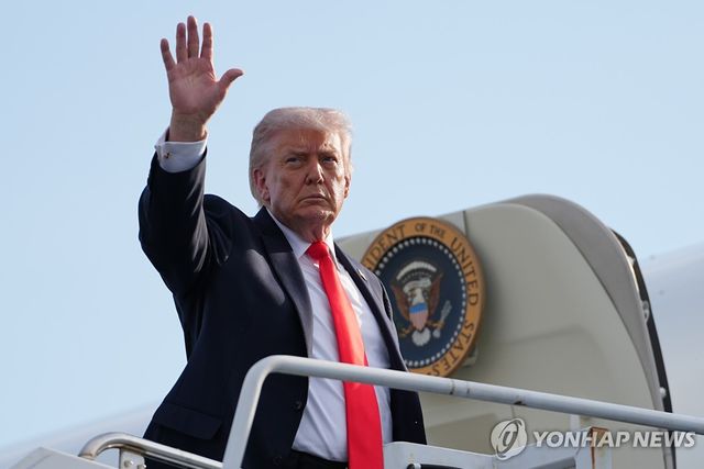 에어포스원에 탑승하는 도널드 트럼프 미국 대통령
