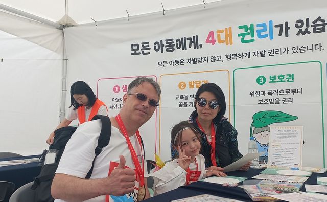 체험 부스에서 이윤주 씨 가족