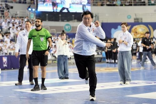 핸드볼 H리그 여자 챔프 2차전서 시구하는 조계원 의원 