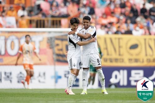 득점 후 기뻐하는 김진규와 축하하는 오베르단