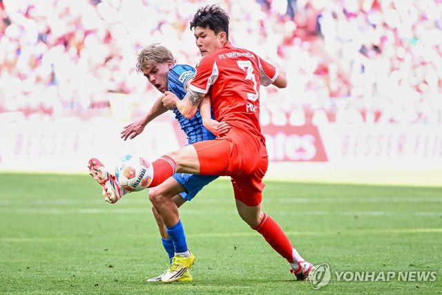볼 다툼하는 김민재