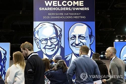 버크셔해서웨이 연례 주주총회장의 인파
