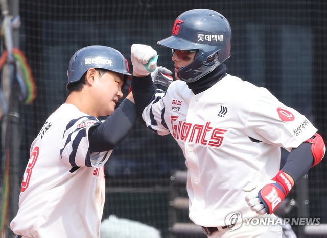 2점 홈런 치고 홈 들어오는 윤동희