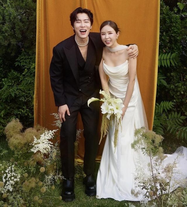 코요태 신지(우)와 가수 문원(좌)