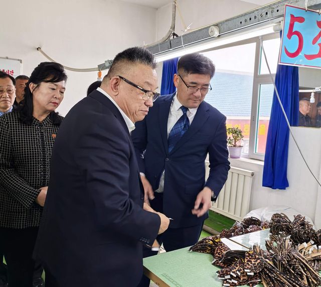북한 공장 둘러보는 왕충룽 주북 중국대사관 공참(오른쪽)
