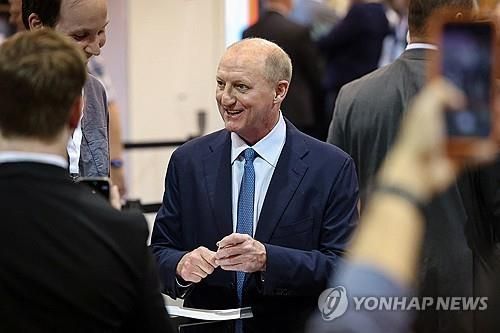 주총 행사 참석자들 맞이하는 그레그 에이블 버크셔 CEO 