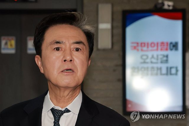 면접 마치고 질문에 답하는 김태흠 지사
