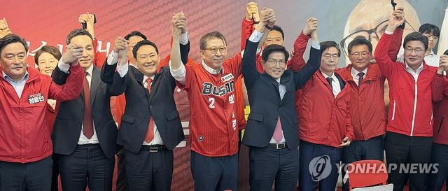 손 맞잡은 국힘 지도부와 박형준