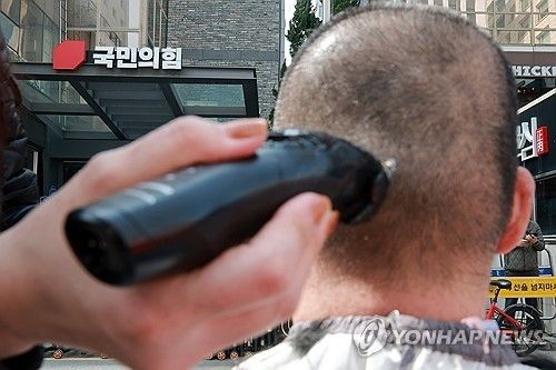 지방선거 경선 결과에 삭발 시위