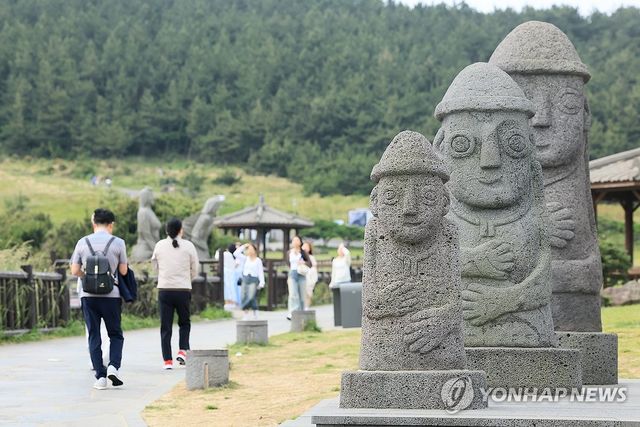 2024년 5월 22일 오전 제주 서귀포시 대정읍 송악산 탐방로에 수학여행 온 학생들의 모습.[연합뉴스 자료사진]