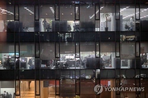 저녁까지 불 켜진 서울시내의 한 사무실 [연합뉴스 자료사진]