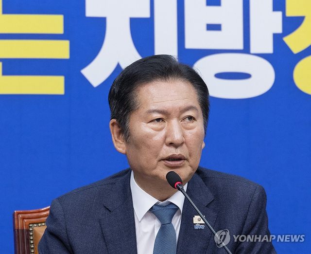 최고위원회의에서 발언하는 정청래 대표