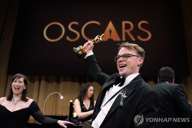 오스카상 받고 기뻐하는 탈란킨 감독