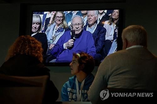관중석의 워런 버핏 발언 지켜보는 버크셔 주주들