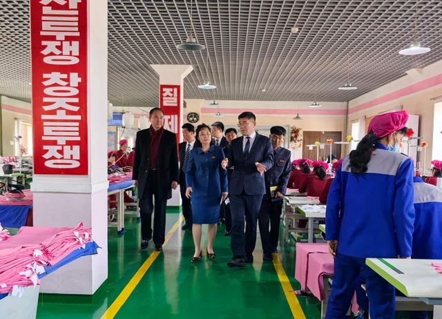 북한 공장 둘러보는 왕충룽 주북 중국대사관 공참(오른쪽에서 두번째)