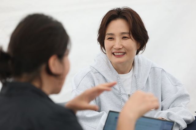 인터뷰하는 박경림 세이브더칠드런 홍보대사