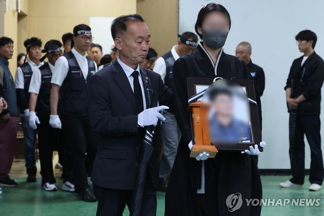 집회 현장서 숨진 화물연대 조합원 발인