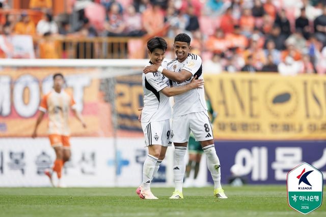 득점 후 기뻐하는 김진규와 축하하는 오베르단