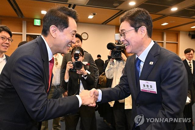 악수하는 정원오-오세훈