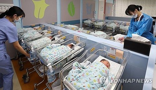 경기도 고양시 CHA의과학대학교 일산차병원 신생아실에서 간호사가 신생아를 돌보는 모습 [연합뉴스 자료사진]