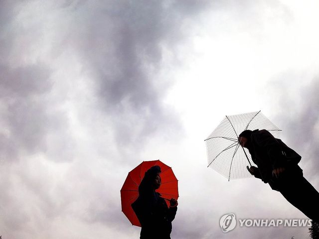 우산 쓰고 교정 거니는 학생들