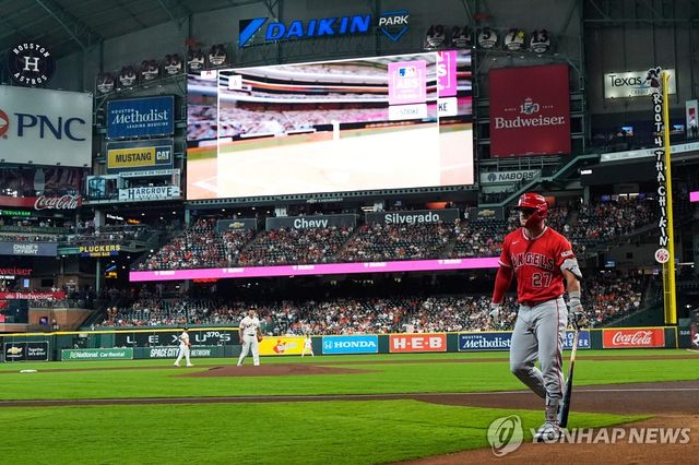 전광판에 보이는 MLB ABS 챌린지 모습