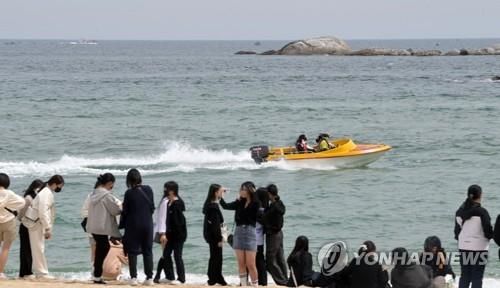 강원 경포해변을 찾은 수학여행단 