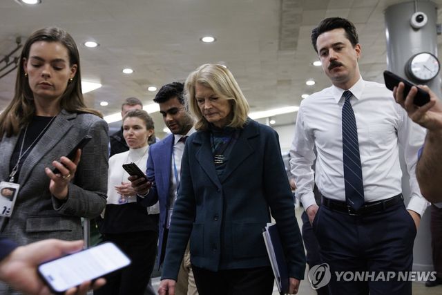  공화당 리사 머코스키 상원의원(중앙)