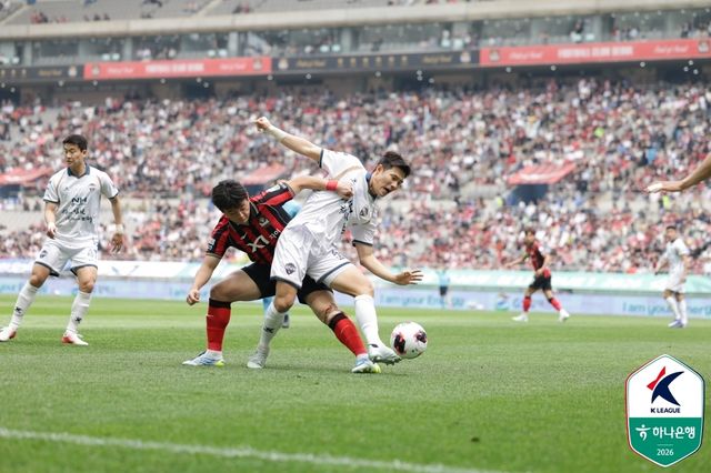K리그1 김천 상무와 FC서울의 경기 장면