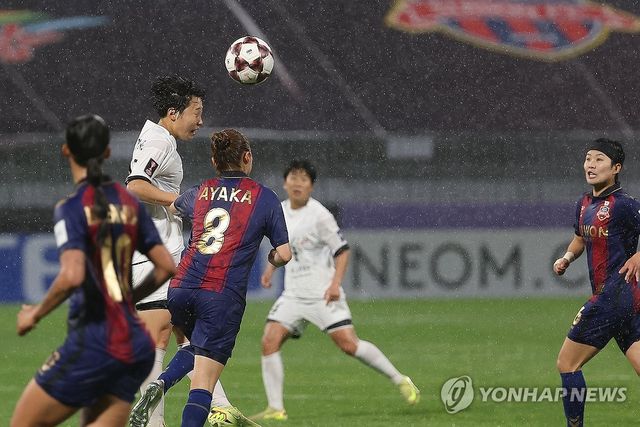 공중볼 다투는 리국향과 아야카