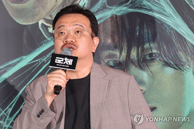 인사말하는 연상호 감독