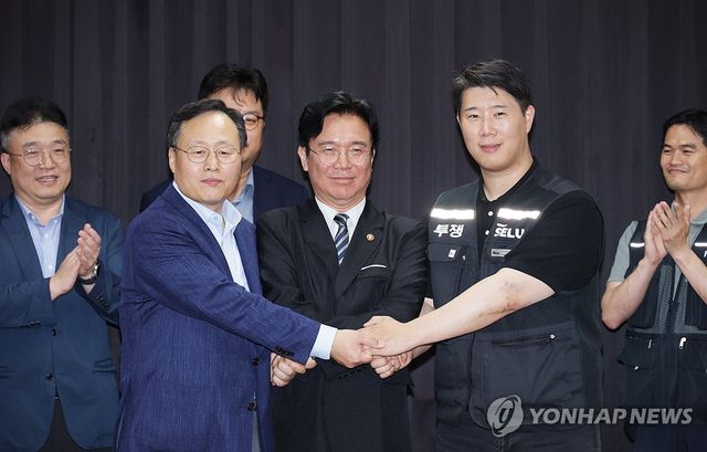 손 맞잡은 노사정