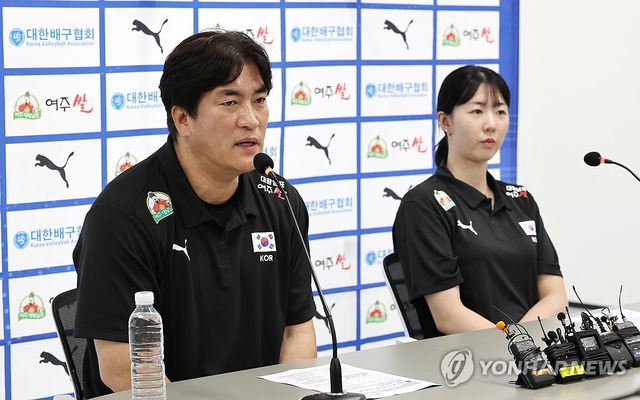 질문에 답변하는 차상현 여자배구 국가대표팀 감독