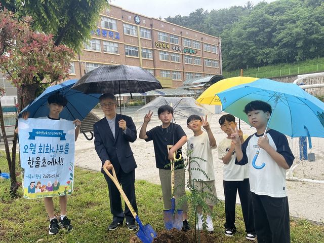 5·18 회화나무 후계목 심는 한울초 학생들