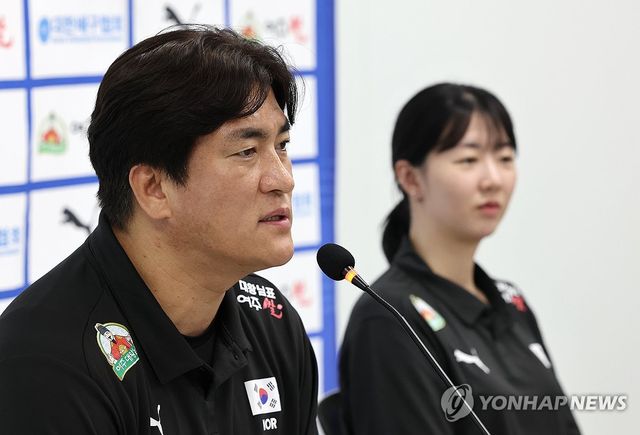 질문에 답변하는 차상현 여자배구 국가대표팀 감독