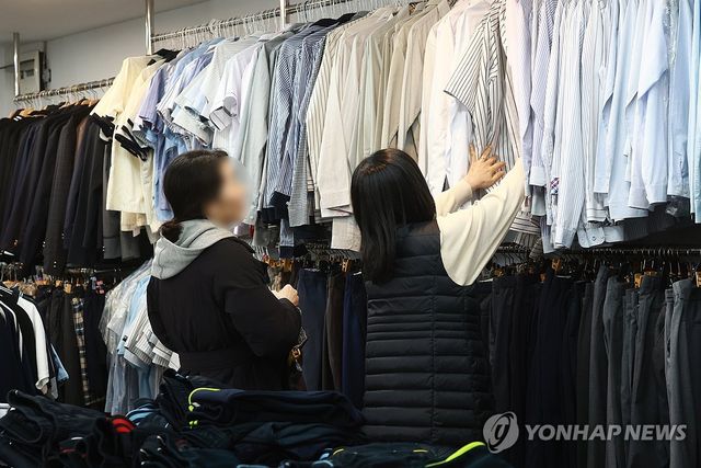'등골휘는' 교복값 확 낮춘다…비싸고 불편한 정장교복 사라지나