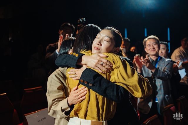 칸영화제 초청작 '도라' 상영 후 포옹하는 안도 사쿠라와 배우 김도연