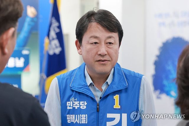 간담회 참석자와 대화 나누는 민주당 김용남 후보