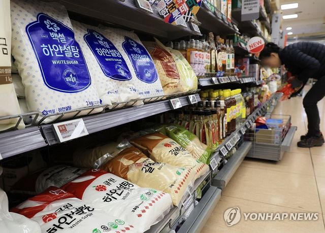 지난 2월 12일 서울시내 한 대형마트에 설탕이 진열되어 있다. [연합뉴스 자료사진. 재판매 및 DB 금지] 사진은 기사와 관계 없음. 