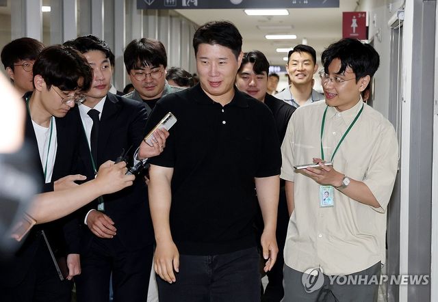 취재진 질문 받는 최승호 노조위원장