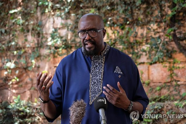 19일(현지시간) 에볼라 상황에 대해 브리핑하는 앨런 카수자 우간다 미디어센터장