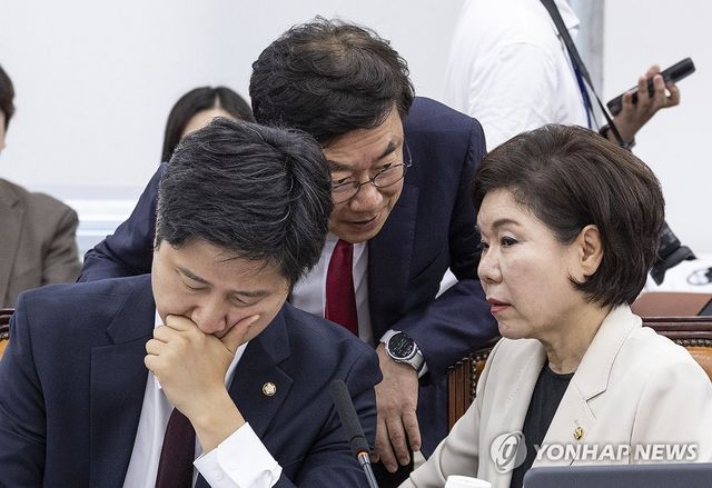 대화하는 국민의힘 행안위원들
