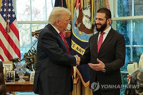 도널드 트럼프 미국 대통령(왼쪽)과 아흐메드 알샤라 시리아 대통령(오른쪽)