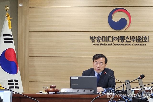 발언하는 김종철 위원장